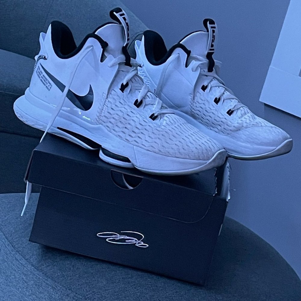 Lebron James Witness 5, Men's Size 10.5